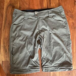 Columbia Women's Cargo Shorts in Olive size 6